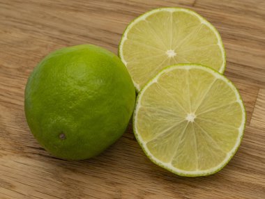 Tahta zemin üzerinde taze kireç