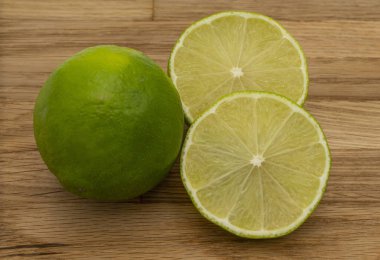 Tahta zemin üzerinde taze kireç