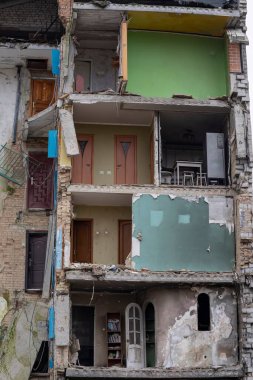 Savaştan sonra Ukrayna şehrindeki evi yok etti. Ukrayna 'daki evler savaş ve Rusya' nın bombardımanı sırasında yıkıldı. Ukrayna 'da Savaş.