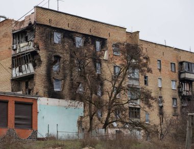 Savaştan sonra Ukrayna şehrindeki evi yok etti. Ukrayna 'daki evler savaş ve Rusya' nın bombardımanı sırasında yıkıldı. Ukrayna 'da Savaş.