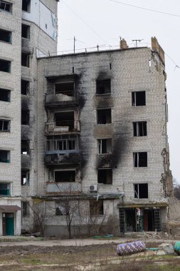 Savaştan sonra Ukrayna şehrindeki evi yok etti. Ukrayna 'daki evler savaş ve Rusya' nın bombardımanı sırasında yıkıldı. Ukrayna 'da Savaş.