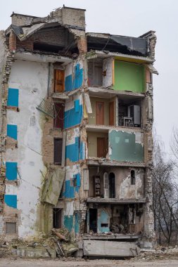 Savaştan sonra Ukrayna şehrindeki evi yok etti. Ukrayna 'daki evler savaş ve Rusya' nın bombardımanı sırasında yıkıldı. Ukrayna 'da Savaş.