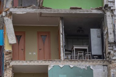 Savaştan sonra Ukrayna şehrindeki evi yok etti. Ukrayna 'daki evler savaş ve Rusya' nın bombardımanı sırasında yıkıldı. Ukrayna 'da Savaş.
