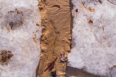 Nehir kendini buzdan kurtarıyor. Baharın gelişi. Erimiş yamalar.