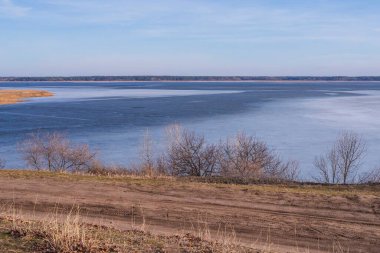 Baharın başlarında donmuş bir nehrin güzel manzarası.
