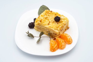 Beyaz tabakta böğürtlenli Napolyon pastası. Tatlı..