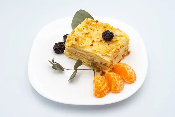 Beyaz tabakta böğürtlenli Napolyon pastası. Tatlı..