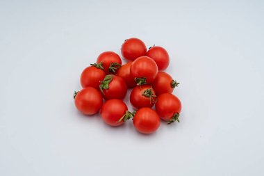 Beyaz arka planda vişneli domatesler, üst manzara