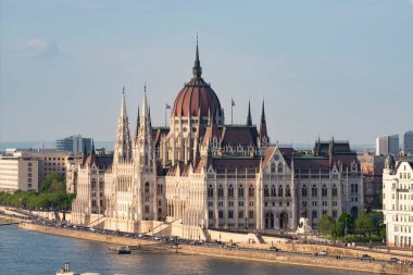 Budapeşte 'deki Macar parlamentosu ve Tuna Nehri manzarası.