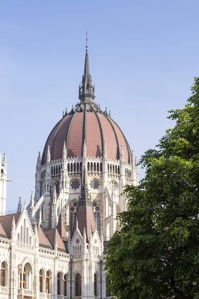 Gotik tarzda Macar Parlamentosu binasının mimari unsurları. Budapeşte 'nin mimarisi.