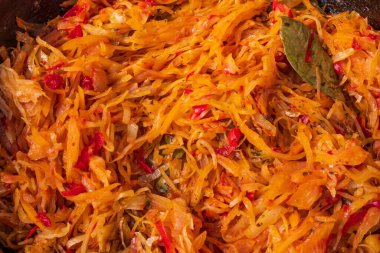 Haşlanmış sebze. Kızartma tavasında sebzelerle pişirilmiş beyaz lahana. Sağlıklı beslenme.