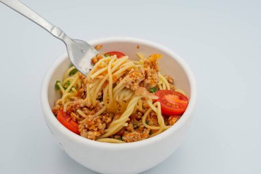 Beyaz arka planda lezzetli makarna ile kase