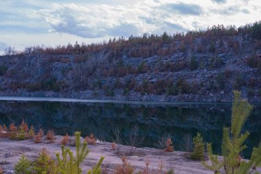 Granit kayalar ve çam ağaçları arasında bir taş ocağında. Terk edilmiş granit ocağı