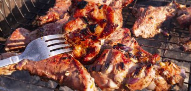 Izgarada pişmiş leziz domuz eti. Barbekü.