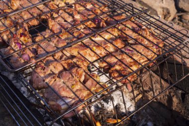 Izgara domuz eti, ateşte et.