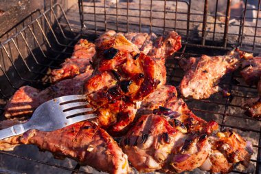 Izgarada pişmiş leziz domuz eti. Barbekü.