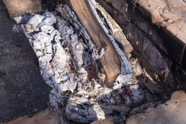 Et pişirmek için ev yapımı barbeküde yanmış odun ve kömür..