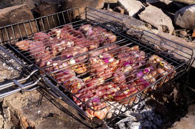 Ev yapımı ızgaranın üstünde ızgara pişirme işlemi. Domuz şiş kebap. Ateşte et pişiriyorum..