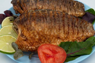 Limonlu ızgara balık ve salata.