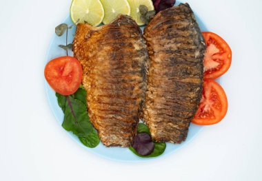 Sebzeli ızgara balık. Sebzeli ızgara balık. beyaz arka plan, sağlıklı yemek.