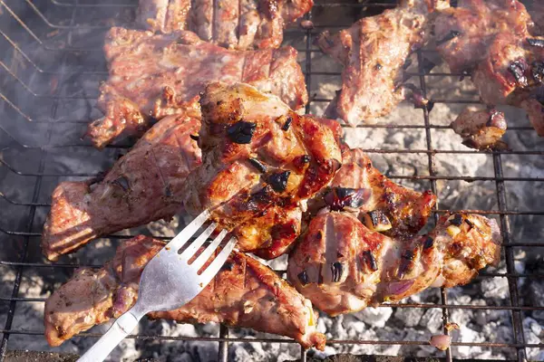 Izgarada pişmiş leziz domuz eti. Barbekü.