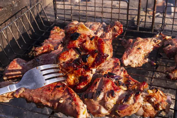 Izgarada pişmiş leziz domuz eti. Barbekü.