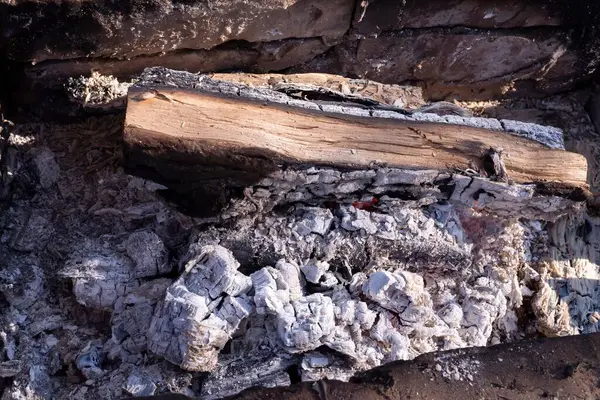 Et pişirmek için ev yapımı barbeküde yanmış odun ve kömür..