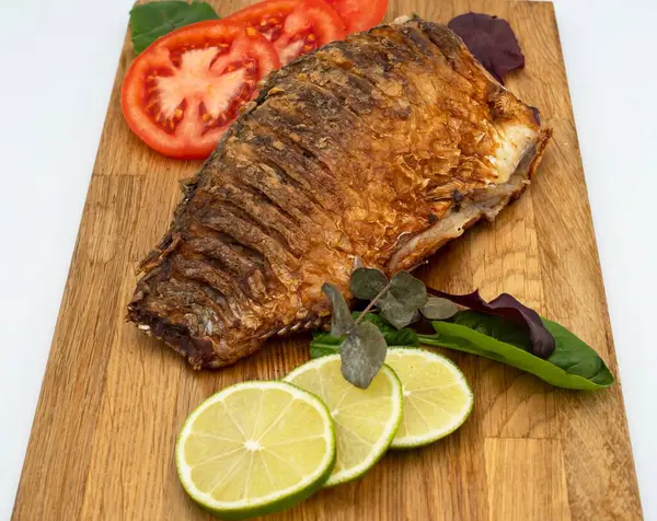 Limonlu ve otlu ızgara balık.