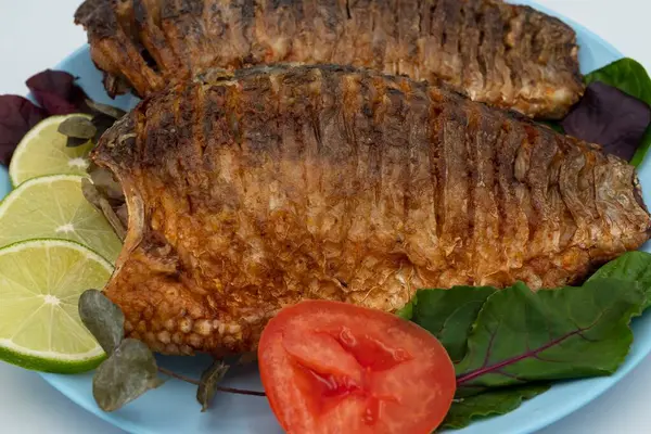 Limonlu ızgara balık ve salata.