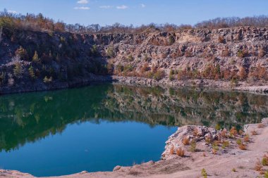 Terk edilmiş granit ocağı, bir göl ve kayalık bir sahil. Güzel manzara. Doğal manzara..