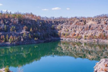 Terk edilmiş granit ocağı, bir göl ve kayalık bir sahil. Güzel manzara. Doğal manzara..