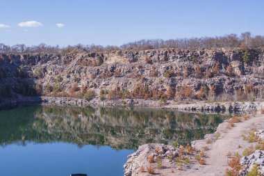 Terk edilmiş granit ocağı, bir göl ve kayalık bir sahil. Güzel manzara. Doğal manzara..