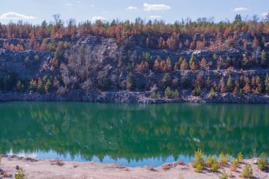 Terk edilmiş granit ocağı, bir göl ve kayalık bir sahil. Güzel manzara. Doğal manzara..