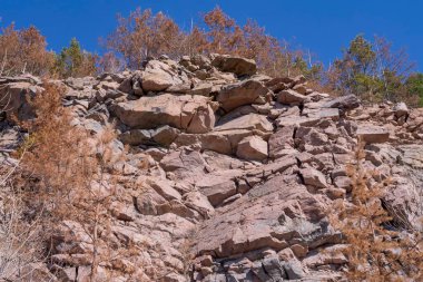 Granit ocağının kayalık uçurumunun manzarası. Büyük taşlar. Taş katmanlar.