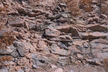 Granit ocağının kayalık uçurumunun manzarası. Büyük taşlar. Taş katmanlar.