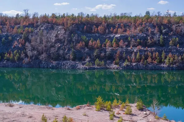 Terk edilmiş granit ocağı, bir göl ve kayalık bir sahil. Güzel manzara. Doğal manzara..