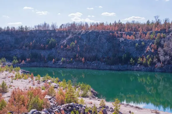 Terk edilmiş granit ocağı, bir göl ve kayalık bir sahil. Güzel manzara. Doğal manzara..