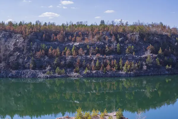 Terk edilmiş granit ocağı, bir göl ve kayalık bir sahil. Güzel manzara. Doğal manzara..