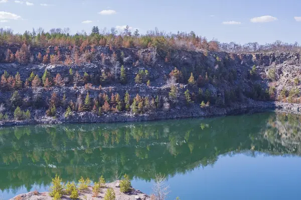Terk edilmiş granit ocağı, bir göl ve kayalık bir sahil. Güzel manzara. Doğal manzara..