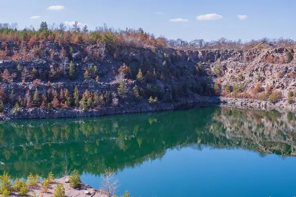 Terk edilmiş granit ocağı, bir göl ve kayalık bir sahil. Güzel manzara. Doğal manzara..