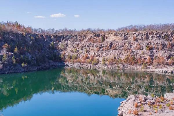 Terk edilmiş granit ocağı, bir göl ve kayalık bir sahil. Güzel manzara. Doğal manzara..
