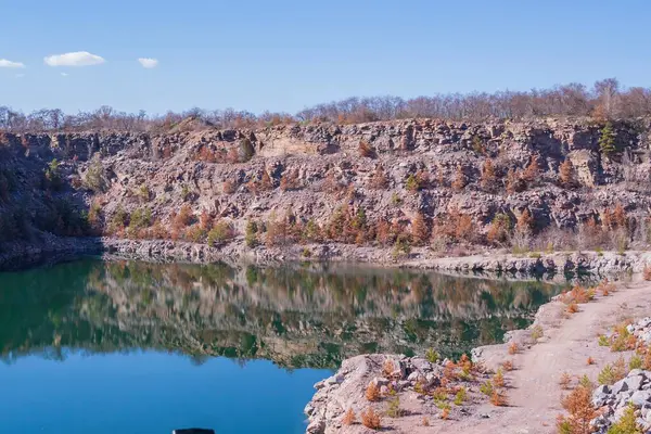 Terk edilmiş granit ocağı, bir göl ve kayalık bir sahil. Güzel manzara. Doğal manzara..