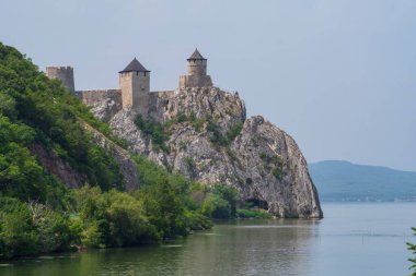 Sırbistan 'ın Tuna Nehri' ndeki Golubac Kalesi Romanya sınırında. Güzel manzara. Sırbistan 21 Temmuz 2021