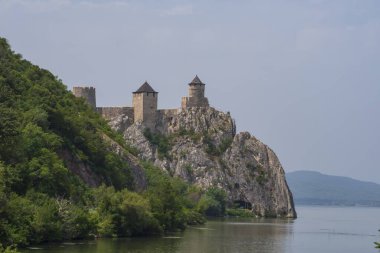 Sırbistan 'ın Tuna Nehri' ndeki Golubac Kalesi Romanya sınırında. Güzel manzara. Sırbistan 21 Temmuz 2021