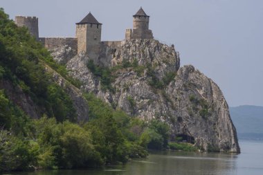 Sırbistan 'ın Tuna Nehri' ndeki Golubac Kalesi Romanya sınırında. Güzel manzara. Sırbistan 21 Temmuz 2021