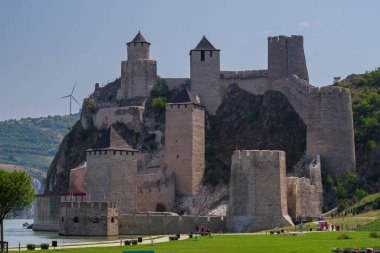 Sırbistan 'ın Tuna Nehri' ndeki Golubac Kalesi Romanya sınırında. Güzel manzara. Sırbistan 21 Temmuz 2021