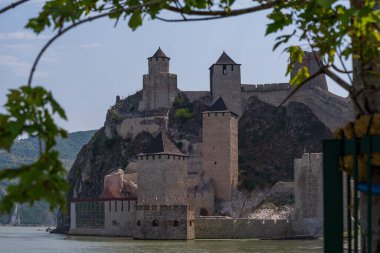 Sırbistan 'ın Tuna Nehri' ndeki Golubac Kalesi Romanya sınırında. Güzel manzara. Sırbistan 21 Temmuz 2021