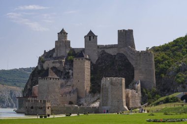 Sırbistan 'ın Tuna Nehri' ndeki Golubac Kalesi Romanya sınırında. Güzel manzara. Sırbistan 21 Temmuz 2021