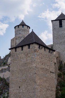 Ortaçağ mimarisi. Koruma kalesi. Nehir kıyısındaki kale. Bir ortaçağ taş kalesinin mimari unsurları.