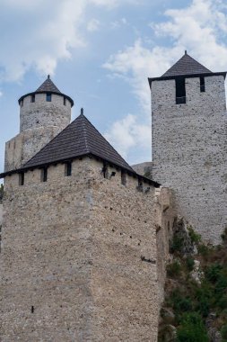 Ortaçağ mimarisi. Koruma kalesi. Nehir kıyısındaki kale. Bir ortaçağ taş kalesinin mimari unsurları.
